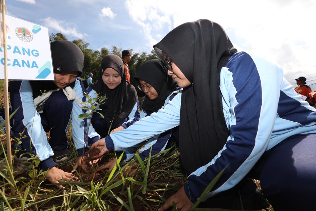 Siswa-siswi SMA Negeri Cimanggung menanam bibit pohon ketapang kencana dalam kegiatan Pemulihan Pascabencana Longsor Melalui Penanaman 1.000 Pohon Pada Kegiatan Budaya Sadar Bencana di Desa Cihanjuang, Kecamatan Cimanggung, Kabupaten Sumedang, Jawa Barat, Minggu (10/7).